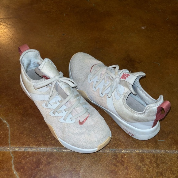 Nike tennis shoes - Picture 1 of 3